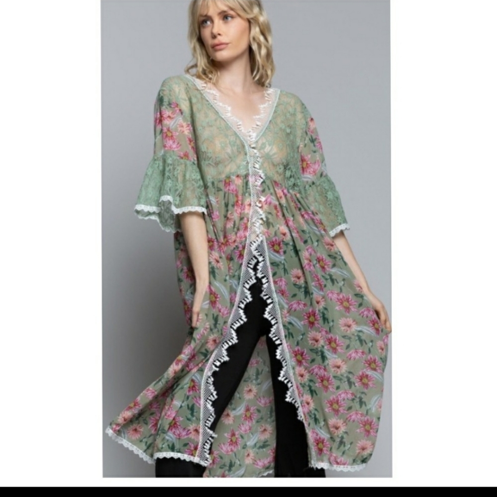 Last one Women's Goddess floral and lace kimono - Picture 7 of 16